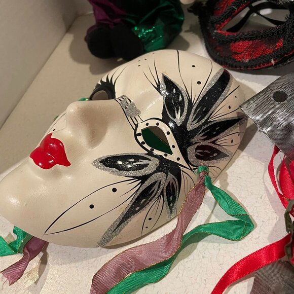 VTG Y2K Mardi Gras 6 PC Lot Masquerade Masks & Harlequin Pierrot Jester Dolls - Picture 2 of 14